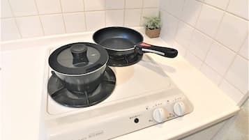 Room (/8) | Dapur kecil peribadi | Peti sejuk, ketuhar gelombang mikro, dapur, cerek elektrik