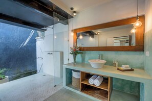 Douche, séchoir à cheveux, bidet, serviettes fournies