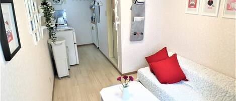 Room (/9)