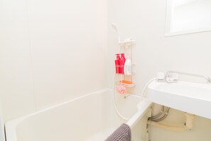 Zimmer (/3) | Badezimmer | Badewanne und Dusche (separat), kostenlose Toilettenartikel