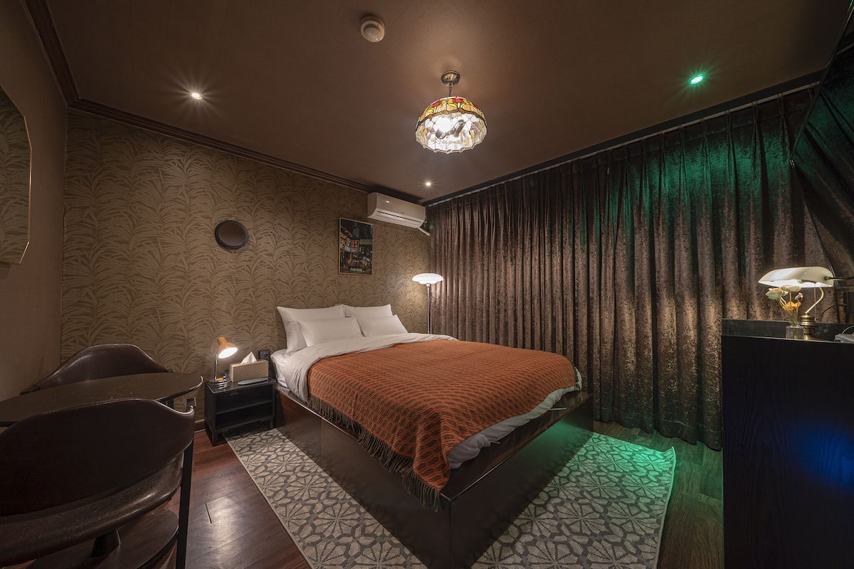 Hong Kong Standard | Soundproofing, free WiFi