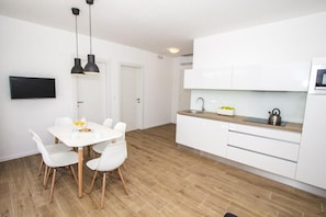 Kühlschrank, Mikrowelle, Ofen, Geschirrspüler