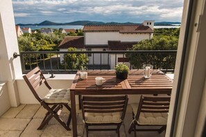 تناول الطعام بالخارج