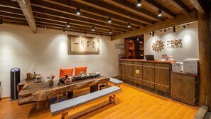 Reception - Floral Hotel · Yi Xing Lijiang (Lijiang)