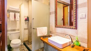 Family Room | Bathroom | Shower, free toiletries, towels, soap - Floral Hotel · Yi Xing Lijiang (Lijiang)