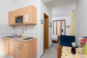 Fridge, microwave, oven, coffee/tea maker - Studio apartment in Orebić with Terrace, Air condition, WIFI (4934-2) (Orebic)