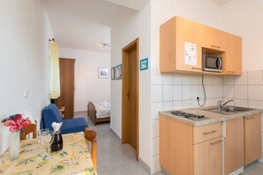 Fridge, microwave, oven, coffee/tea maker - Studio apartment in Orebić with Terrace, Air condition, WIFI (4934-2) (Orebic)
