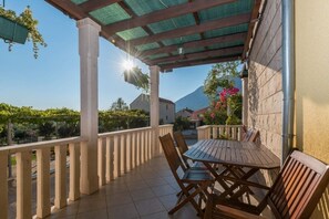 Outdoor dining - Apartment in Orebić with Terrace, Air condition, WIFI, Washing machine (4934-3) (Orebic)