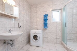 Shower, towels