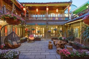 Courtyard - Flowers without Boundary Inn (Lijiang)