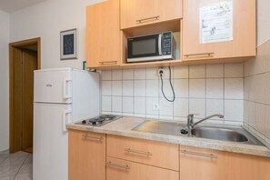 Fridge, microwave, oven, dishwasher - Apartment in Orebić with Seaview, Balcony, Air condition, WIFI (4934-8) (Orebic)