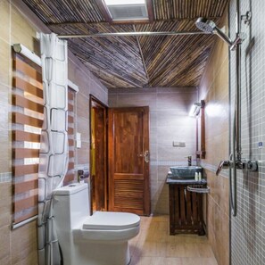 Elite-Doppelzimmer (Mainland Chinese Citizen Only) | Badezimmer | Dusche, kostenlose Toilettenartikel, Haartrockner, Hausschuhe