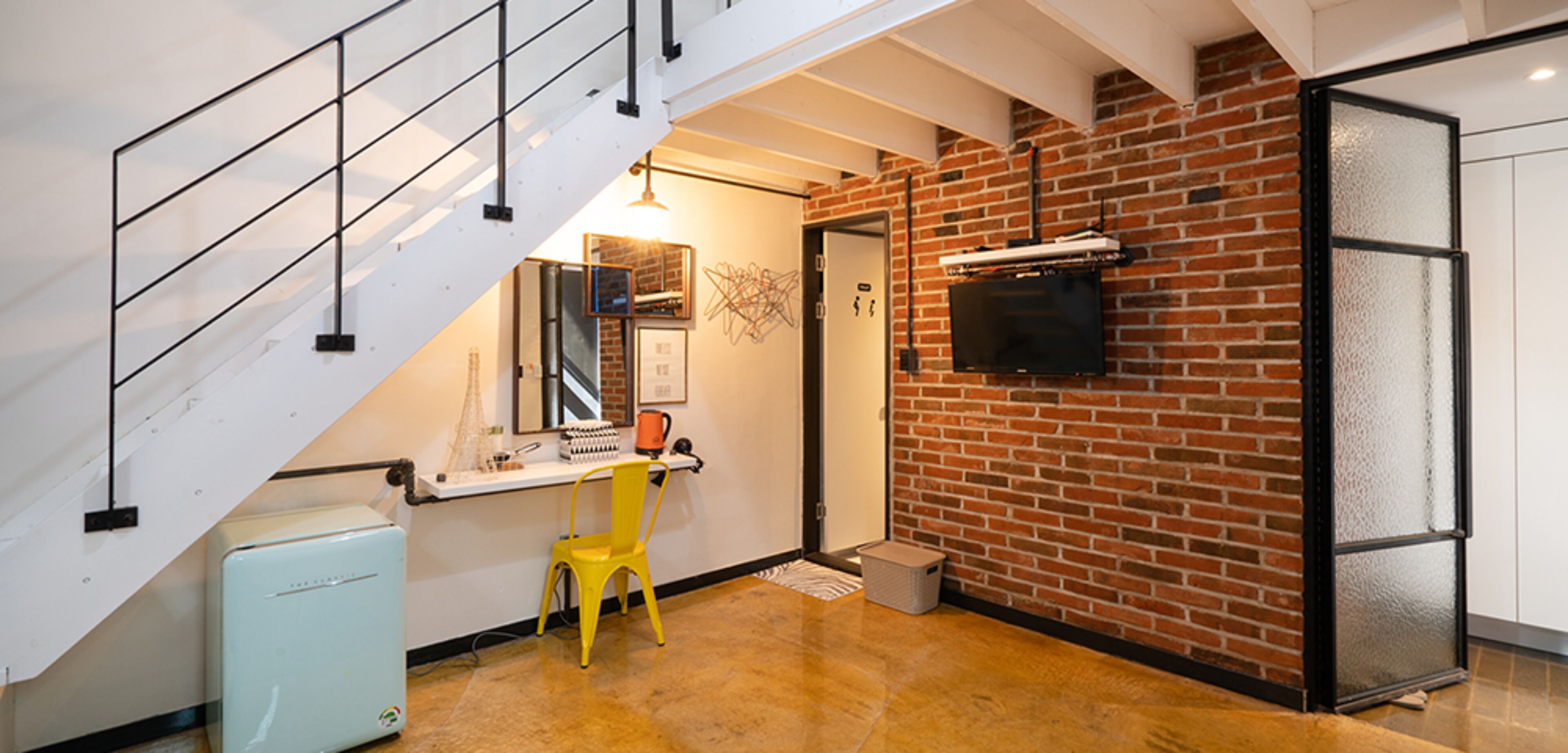 duplex, 1 bedroom (red pop / orange pop) | living area | flat-screen tv