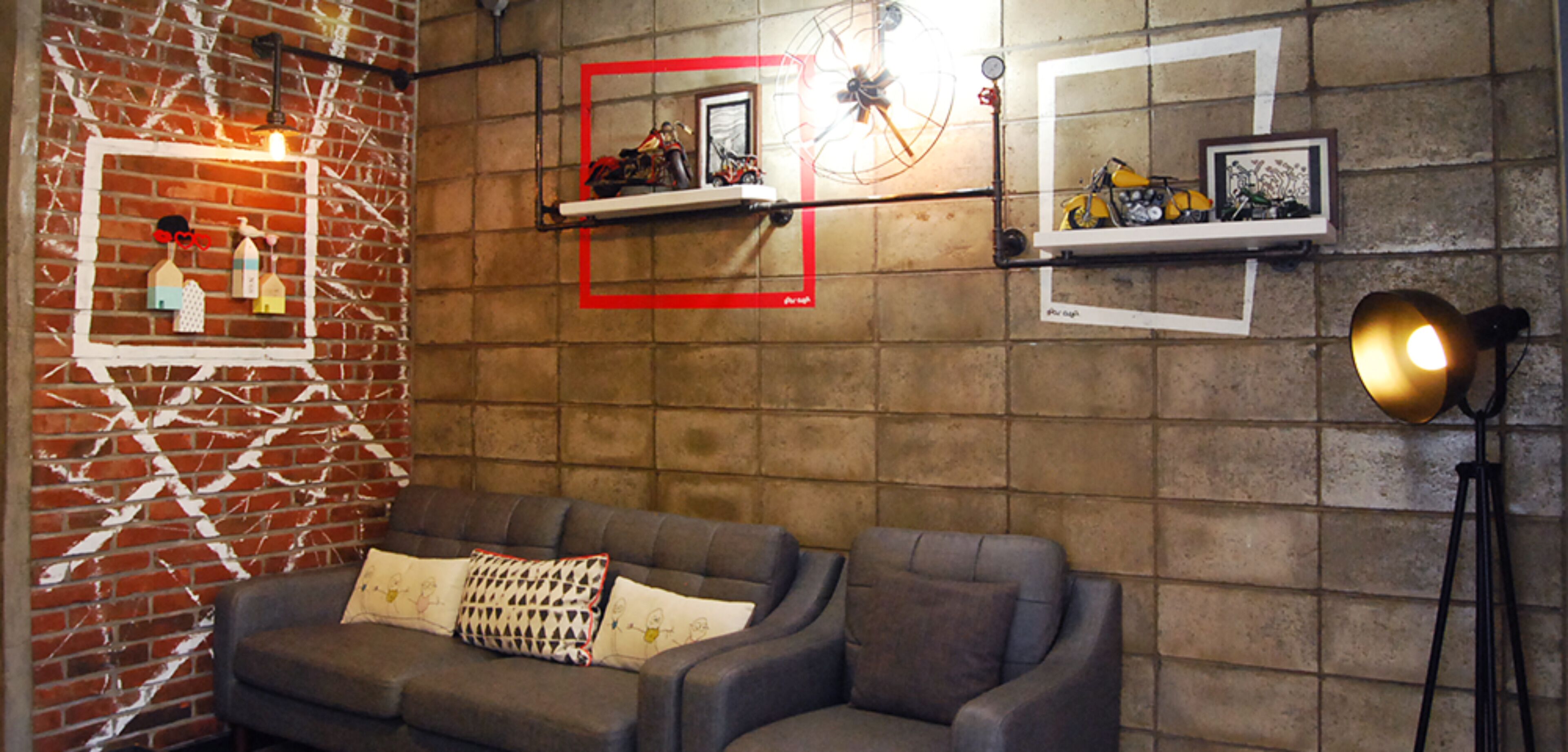 duplex, 2 bedrooms (green pop) | living room | flat-screen tv