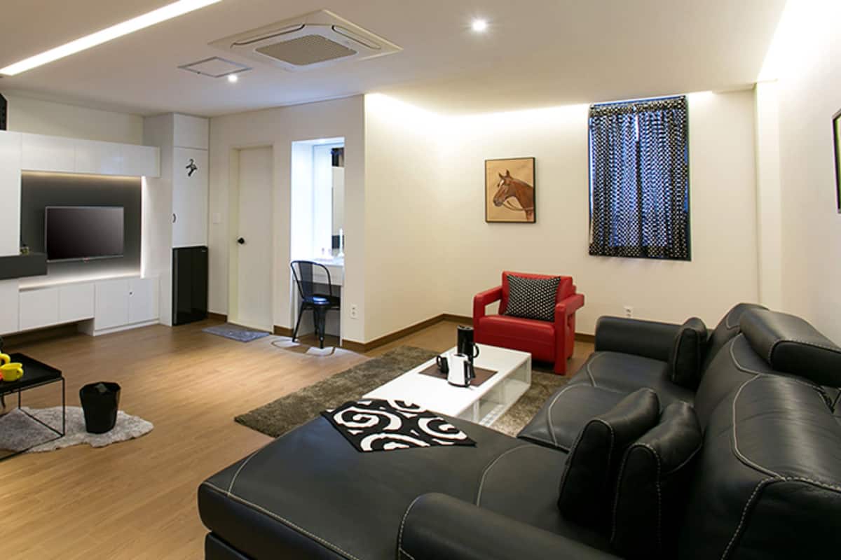 Duplex, 2 Bedrooms (Aeseo) | Ruang tamu | TV skrin rata