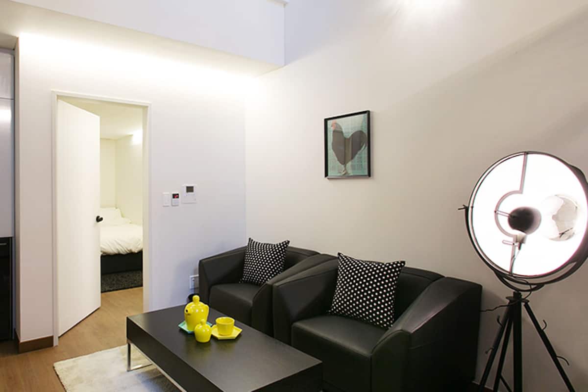 Room, 1 Bedroom (Together) | Ruang tamu | TV skrin rata