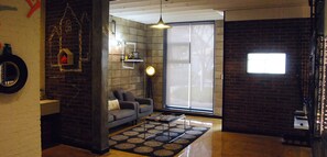 Dúplex, 2 habitaciones (Green Pop) | Zona de estar | Una televisión de pantalla plana