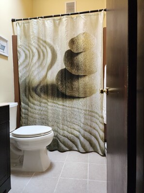 Duschwanne, Haartrockner, Handtücher, Seife