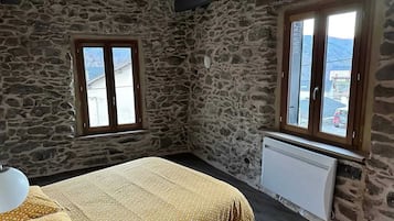 4 bedrooms, iron/ironing board