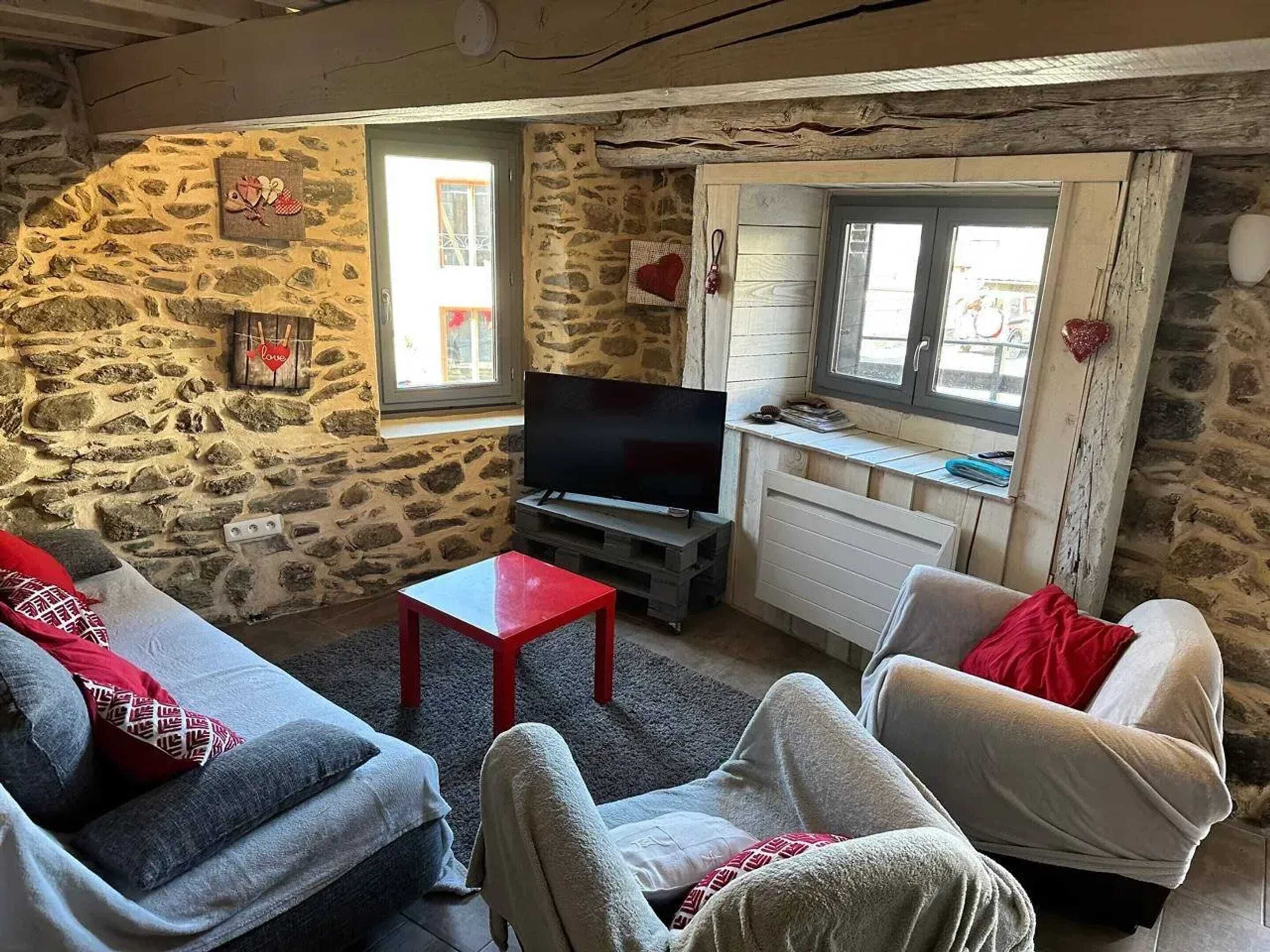 Télévision, cheminée, chaîne hi-fi