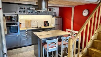 Frigorífico, microondas, horno y placa de cocina