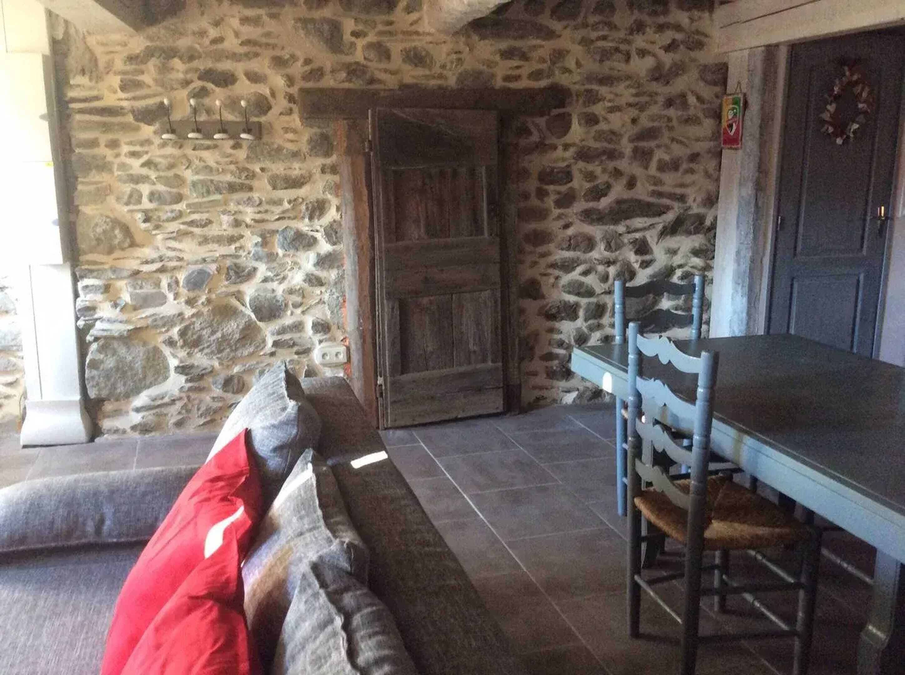 Televisión, chimenea y estéreo 