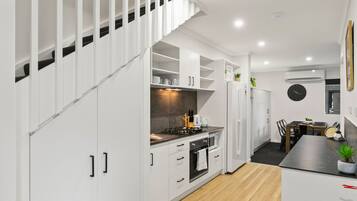 Single Room with Accessible Bathroom - Ground Floor | Shared kitchen facilities | Full-sized fridge, microwave, oven, stovetop