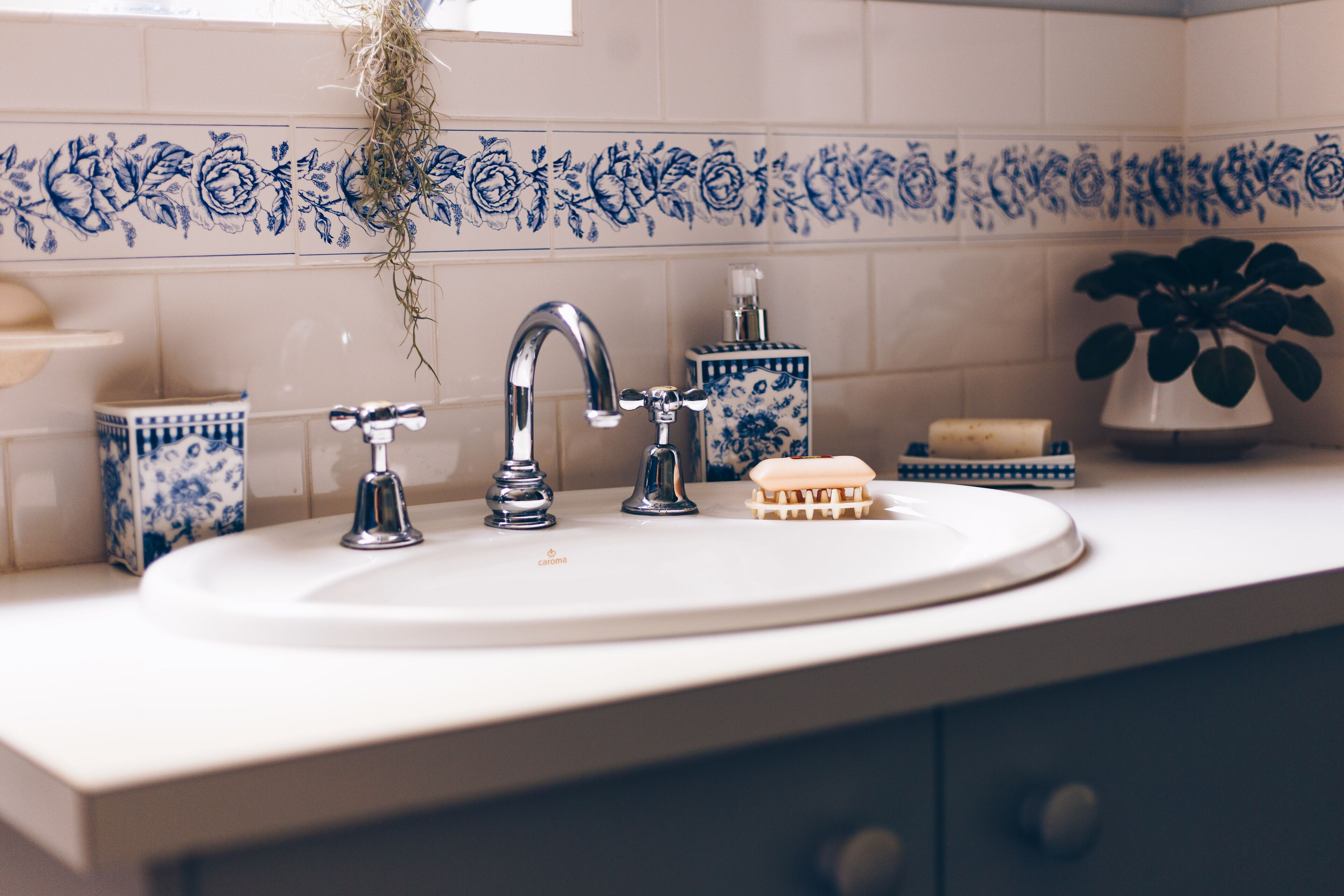 Habitación doble tradicional | Baño | Secadora de cabello, batas, toallas, jabón 