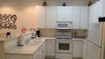 Condo (221-07-Woodlands Way) | Cocina privada | Refrigerador, microondas, lavavajillas y cafetera y tetera