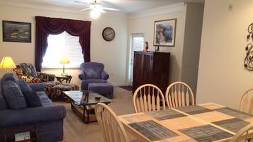 Condo (221-07-Woodlands Way) | Sala de estar | Televisión de pantalla plana y reproductor de DVD