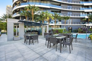 Outdoor dining - Oracle Resort Private Luxe 2 Bedroom (Broadbeach)