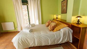 1 dormitorio, tabla de planchar con plancha, wifi y ropa de cama