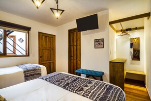 Standard Triple Room | Living room | 32-inch flat-screen TV with cable channels, TV, Netflix - Hotel Kali (Tapalpa)