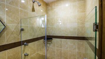 Ducha, artículos de tocador gratuitos, toallas, jabón
