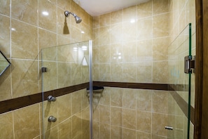 Standard Triple Room | Bathroom | Shower, free toiletries, towels, soap