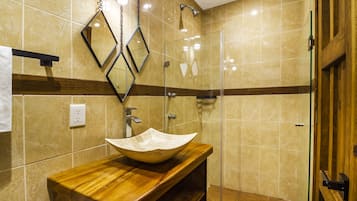 Habitación triple estándar | Baño | Regadera, amenidades de baño gratuitas, toallas, jabón