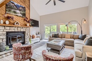 Smart-tv, een open haard en een tafeltennistafel