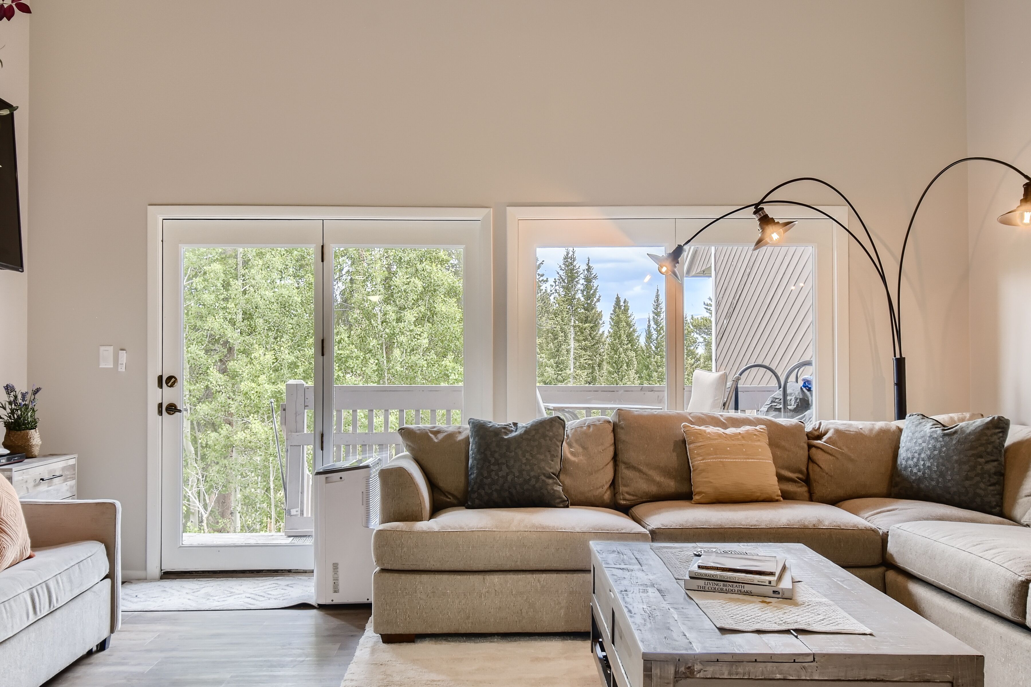 Beautiful NEWLY RENOVATED mountain condo, sleeps 10 max, community pool/hot tub