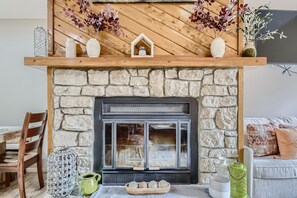 Smart-tv, een open haard en een tafeltennistafel