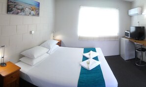 Habitación estándar, 1 cama King size (1-2 Person Max) | Tabla de planchar con plancha, wifi gratis y ropa de cama 