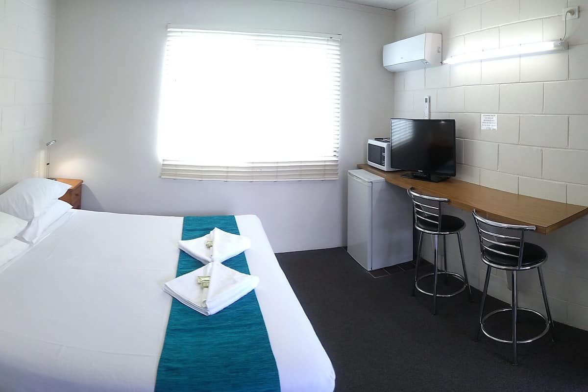 Habitación estándar, 1 cama King size (1-2 Person Max) | Tabla de planchar con plancha, wifi gratis y ropa de cama