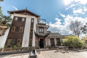 Front of property - Floral Hotel Yun Xi Lijiang (Lijiang)