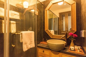 Habitación Deluxe doble | Baño | Ducha, artículos de higiene personal gratuitos y secador de pelo