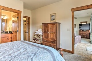 Ein Schlafzimmer mit einem großen Bett, einem Holzschrank und einer Kommode.