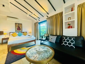 Suite Familiale, vue piscine | Coffres-forts dans les chambres, décoration personnalisée