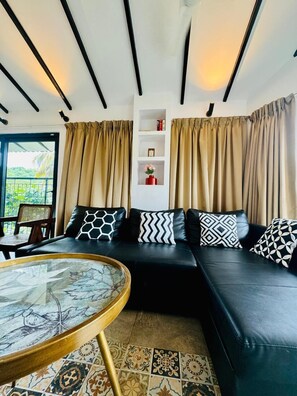 Suite Familiale, vue piscine | Coffres-forts dans les chambres, décoration personnalisée