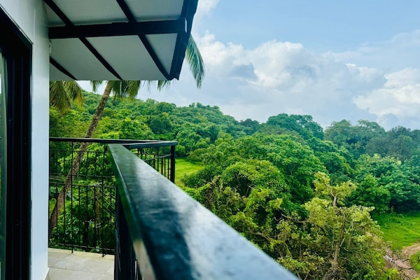 Familie suite, uitzicht op zwembad | Uitzicht vanaf balkon