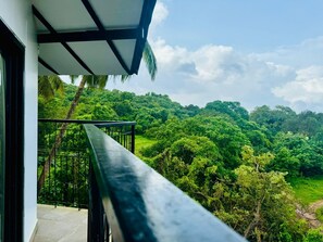 Familie suite, uitzicht op zwembad | Uitzicht vanaf balkon