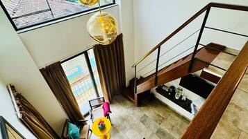 Suite Junior | Coin séjour | Télévision de 32 pouces avec chaînes par câble