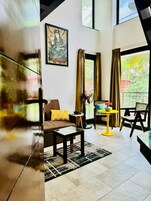 Suite junior | Zona de estar | Televisión de 32 pulgadas con canales por cable